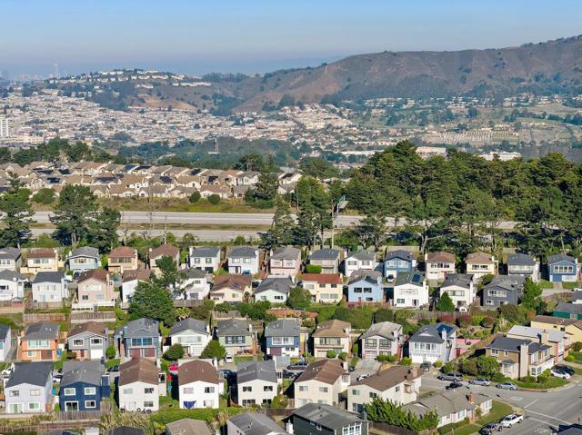 15 Eastridge Circle, Pacifica CA: https://media.crmls.org/mediaz/f1294f28-60a4-4ed7-9ca1-39d49d5bee62.jpg