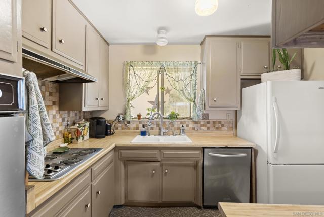 1007 Genie Ln, Cardiff by the Sea CA: https://media.crmls.org/mediaz/f12b13fc-8e40-486c-b851-8a405ba6517b.jpg