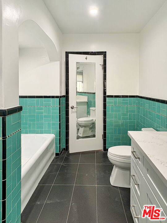 170 N Orange Drive, Los Angeles CA: https://media.crmls.org/mediaz/f12cb17f-f8f0-4f05-a8a8-7cea674899e7.jpg