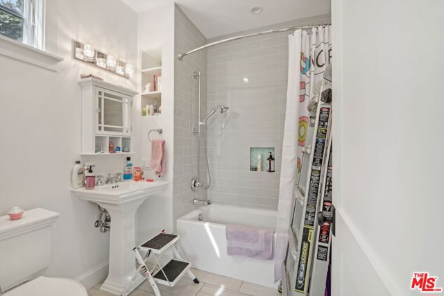3143 Shelby Drive, Los Angeles CA: https://media.crmls.org/mediaz/f12d0ea9-88b1-4256-b769-1916bb5db38c.jpg
