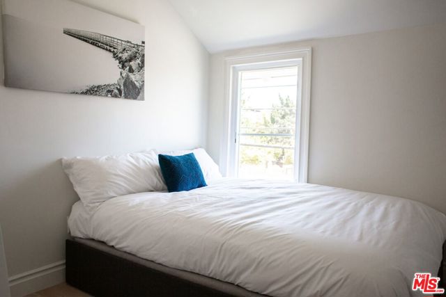58 Paloma Avenue, Venice CA: https://media.crmls.org/mediaz/f12e1ca5-cb0b-41a7-85f5-99f24e1609db.jpg