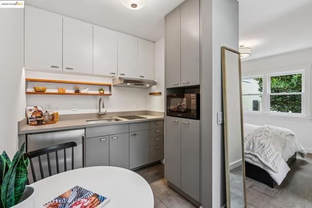6232 Manoa St, Oakland CA: https://media.crmls.org/mediaz/f12e9e08-e386-4cf0-b49a-fc05a592995d.jpg