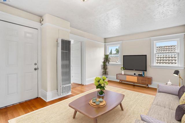 857 Athens Ave, Oakland CA: https://media.crmls.org/mediaz/f12ea6b3-a371-4f27-a188-594e050bed55.jpg