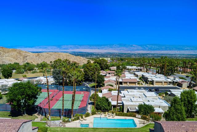 72499 Sandstone Lane, Palm Desert CA: https://media.crmls.org/mediaz/f12ebced-6ccc-4c2e-b653-691b0bbaafe5.jpg