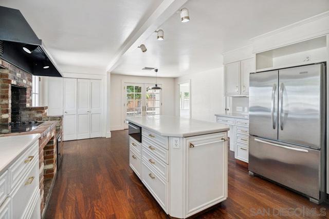 1312 3Rd St, Coronado CA: https://media.crmls.org/mediaz/f13035f8-3e36-4c9c-9506-90b9a1c77442.jpg