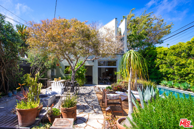 550 Indiana Avenue, Venice CA: https://media.crmls.org/mediaz/f132dc43-8816-4fea-8476-c7f05198351e.jpg