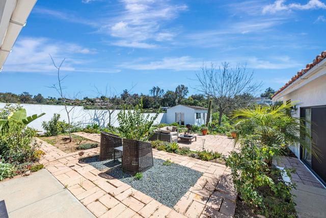 1761 Winterwarm Dr, Fallbrook CA: https://media.crmls.org/mediaz/f133a73a-fc1b-4873-9276-4f1ac3304974.jpg