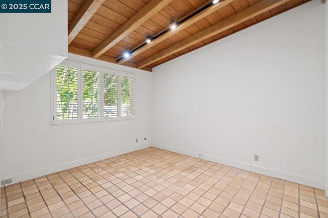 23 Lost Valley Dr, Orinda CA: https://media.crmls.org/mediaz/f133e65b-868d-4883-8e29-fbe2ea05dc83.jpg