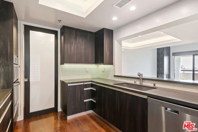 2142 Century Park Lane, Los Angeles CA: https://media.crmls.org/mediaz/f133f711-f5f1-4cb3-a40d-6665354b3a28.jpg