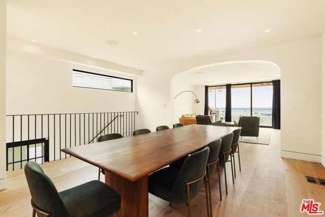 2205 Ocean Front Walk, Venice CA: https://media.crmls.org/mediaz/f133fd3c-9e3b-42c4-aea2-ee22e70129e7.jpg
