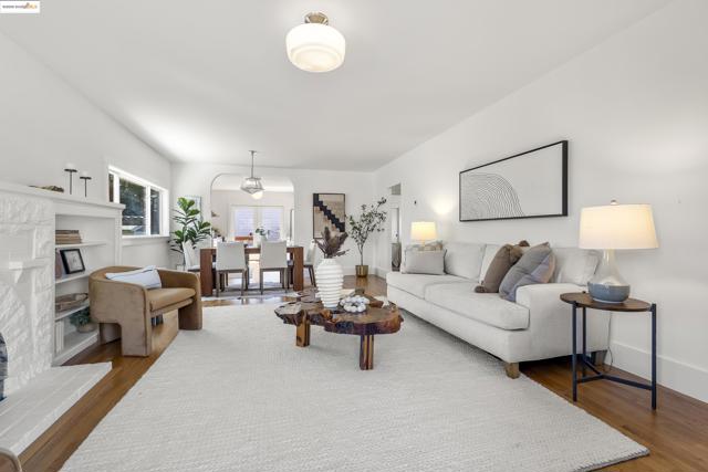 2516 Mathews St, Berkeley CA: https://media.crmls.org/mediaz/f134aa72-750b-4e60-9cf4-3316cc7f088a.jpg