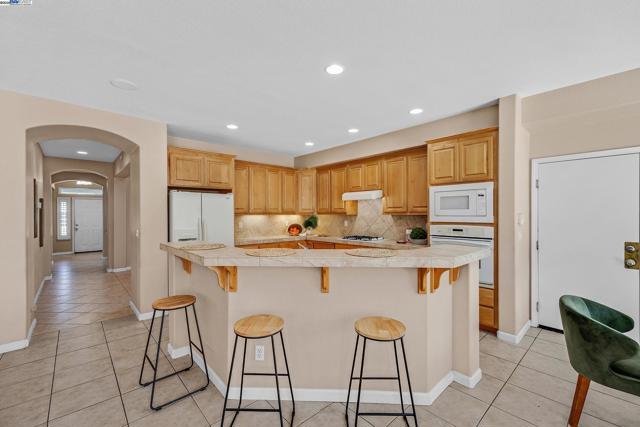 1304 Pyrenees St, Tracy CA: https://media.crmls.org/mediaz/f1356ff1-1617-49f9-8eee-23f94aef1aee.jpg