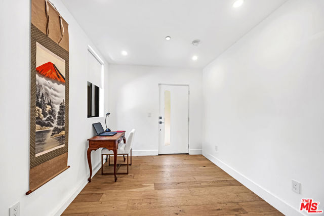 4841 Minden Place, Los Angeles CA: https://media.crmls.org/mediaz/f135ea16-0694-4371-9446-69d23677ff40.jpg