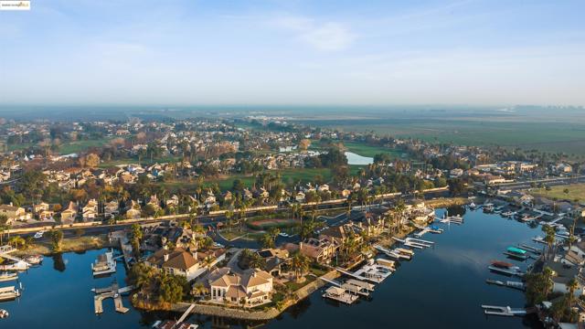 4730 Spinnaker Way, Discovery Bay CA: https://media.crmls.org/mediaz/f137989f-8138-4d6d-b6f9-94ee4cedc028.jpg