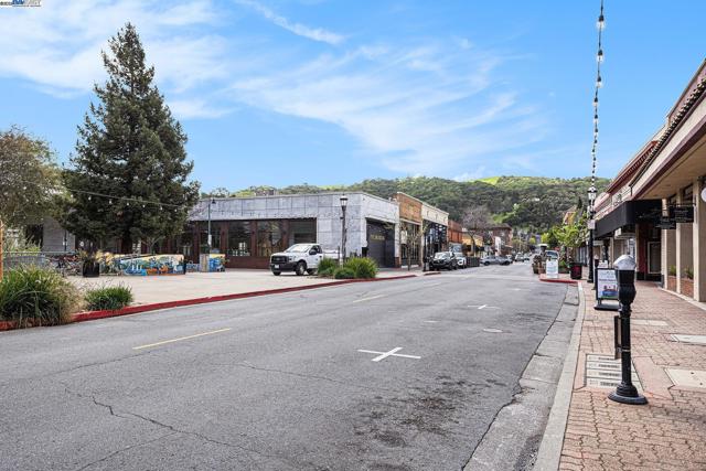 925 GRANDVIEW AVE, Martinez CA: https://media.crmls.org/mediaz/f137dac5-935f-41ca-8de4-566eba06b0ed.jpg
