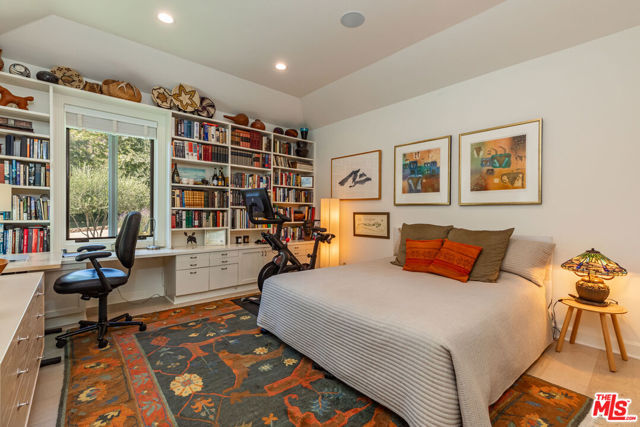 1045 Cold Canyon Road, Calabasas CA: https://media.crmls.org/mediaz/f137e1d6-39ec-4b25-91c9-84676a176b5b.jpg