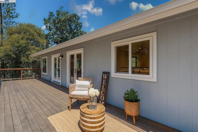 21451 Phoenix Lake Rd, Sonora CA: https://media.crmls.org/mediaz/f137f921-388a-47a9-b814-d9882f453378.jpg