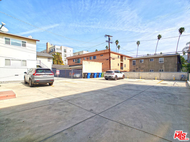 336 S Wilton Place, Los Angeles CA: https://media.crmls.org/mediaz/f13828d6-7416-4ef6-97e7-3f3bc495d107.jpg