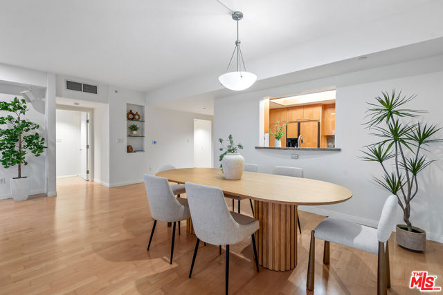 13600 Marina Pointe Drive, Marina del Rey CA: https://media.crmls.org/mediaz/f1385e80-0f55-46d5-a1c3-1eaa36ecdb41.jpg