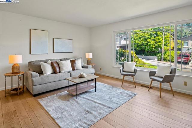 3554 Arcadian Ct, Castro Valley CA: https://media.crmls.org/mediaz/f13903cd-de05-442f-b981-c67efe6f1fbf.jpg