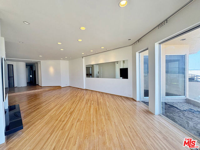 3505 Ocean Front Walk, Marina del Rey CA: https://media.crmls.org/mediaz/f139514f-ce27-4965-a606-116db05a0132.jpg