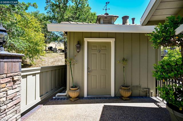 1883 Piedras Cir, Alamo CA: https://media.crmls.org/mediaz/f13972cc-df65-4410-8ad9-4a1a739e3793.jpg