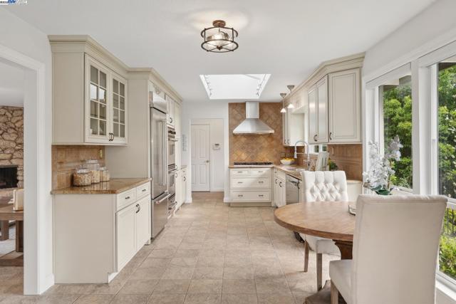 375 Montecillo Dr, Walnut Creek CA: https://media.crmls.org/mediaz/f139ae3e-e40b-48f7-8a89-8d54001ed64f.jpg