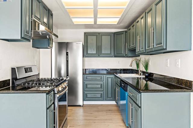 446 Bayview Cir, San Francisco CA: https://media.crmls.org/mediaz/f13a59e1-f87b-4de0-9376-1cb7a9be6a9e.jpg