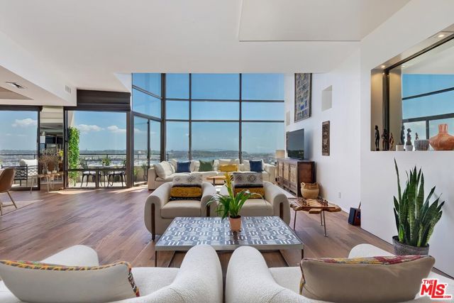 4335 Marina City Drive, Marina del Rey CA: https://media.crmls.org/mediaz/f13abe1f-c43a-4aa5-8321-f9214f2a133e.jpg