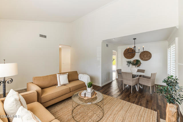 1569 Burning Tree Drive, Thousand Oaks CA: https://media.crmls.org/mediaz/f13bb174-d0f2-4b6d-875b-d45d65f985f0.jpg