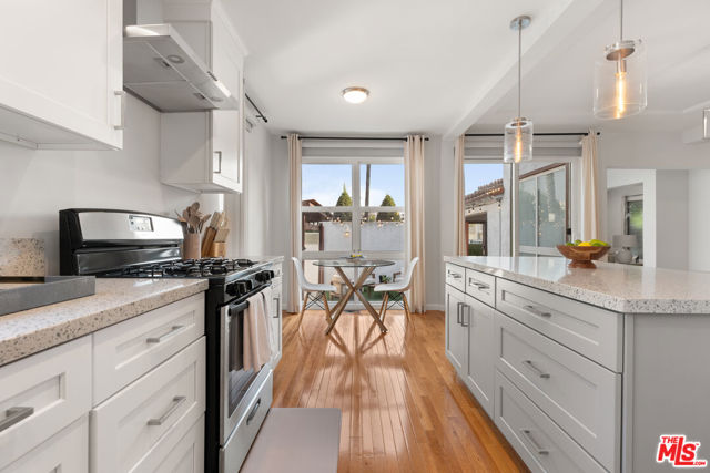 311 N Doheny Drive, Beverly Hills CA: https://media.crmls.org/mediaz/f13bbd0b-9a0a-46ec-b51c-ffab349e26ba.jpg