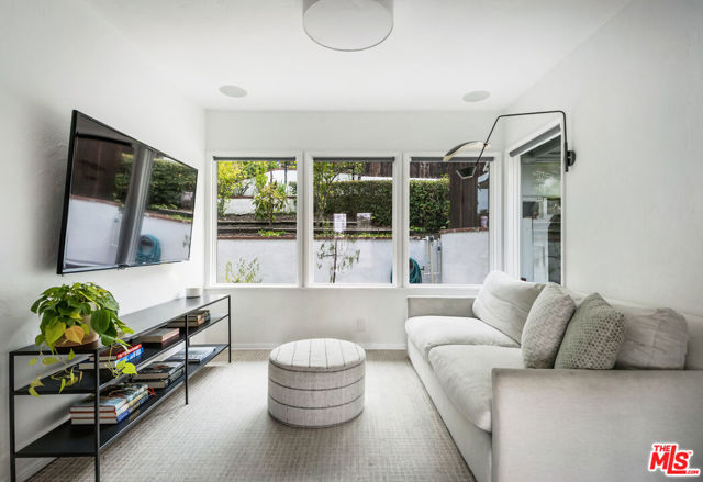 13324 Valley Vista Boulevard, Sherman Oaks CA: https://media.crmls.org/mediaz/f13c0069-5446-4dfc-a98f-afae7458689c.jpg