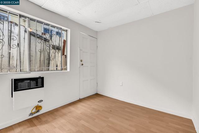 2150 35Th Ave, Oakland CA: https://media.crmls.org/mediaz/f13c0643-eb4d-4cd4-a8a6-0ff8439b80b0.jpg