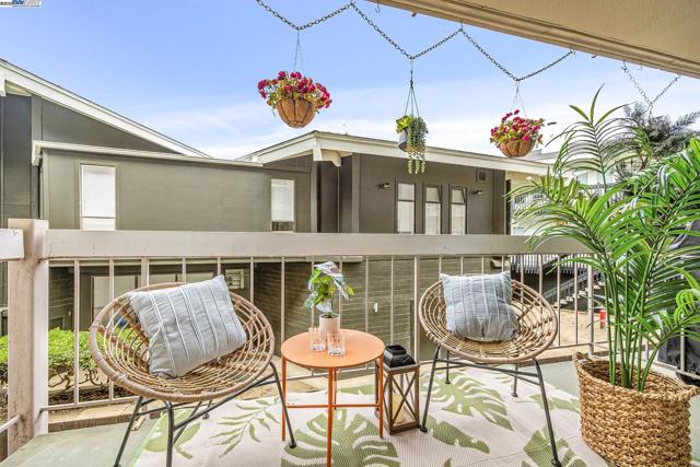 950 Shorepoint Ct, Alameda CA: https://media.crmls.org/mediaz/f13c4a71-5be9-466c-8037-ac85a278d241.jpg
