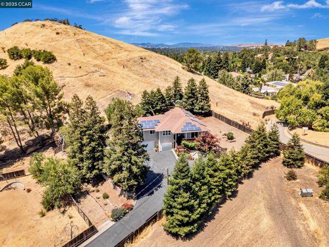 631 La Vista Rd, Walnut Creek CA: https://media.crmls.org/mediaz/f13d7438-df58-4771-a2c2-c484f72026a5.jpg