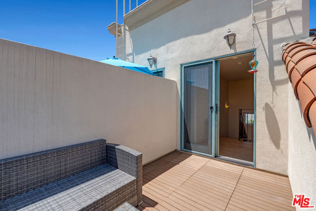 1022 10th Street, Santa Monica CA: https://media.crmls.org/mediaz/f13daaad-5bd1-4aa1-9431-365a8873ae79.jpg
