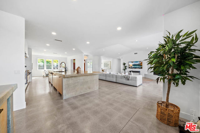 32070 Via Vera, Bonsall CA: https://media.crmls.org/mediaz/f13dfafc-cec8-4bcd-b9ad-54f0f7d9b0e1.jpg