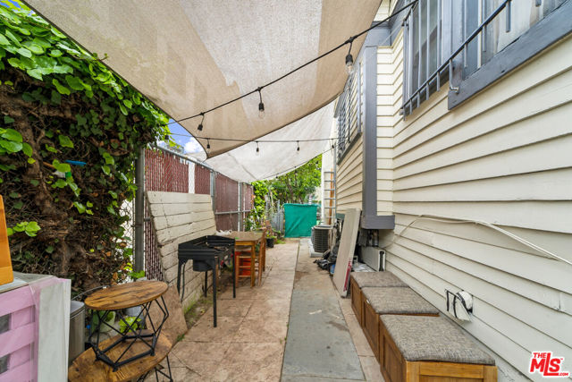 1946 S La Salle Avenue, Los Angeles CA: https://media.crmls.org/mediaz/f13e55b5-9375-4415-b8e6-83001210aa39.jpg
