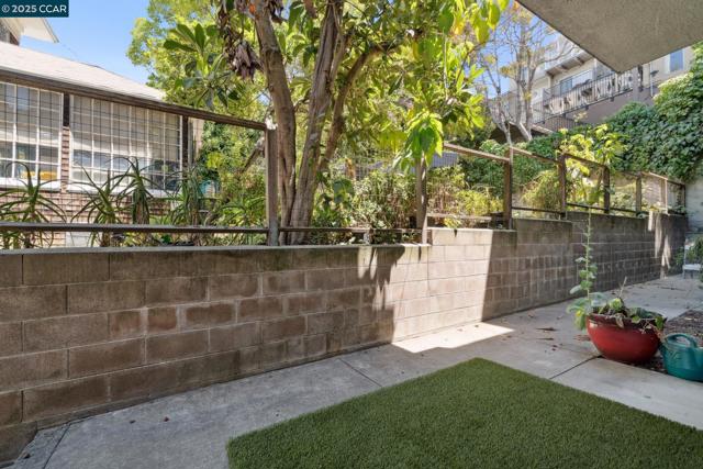 150 Pearl St, Oakland CA: https://media.crmls.org/mediaz/f13ebb43-022c-44aa-9104-14cf2c6ae370.jpg
