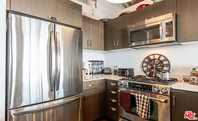 530 S Hewitt Street, Los Angeles CA: https://media.crmls.org/mediaz/f13fa63c-1b82-411a-bc0f-27c1e966c443.jpg