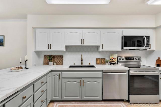 2600 Torrey Pines Rd, La Jolla CA: https://media.crmls.org/mediaz/f140bd10-1e60-4315-a745-d94772ffa2ee.jpg