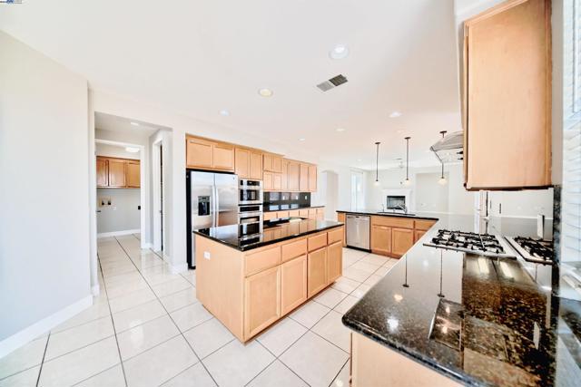 1069 Dry Creek Ct, Lathrop CA: https://media.crmls.org/mediaz/f14378d3-2312-4803-b5df-495bced33b06.jpg