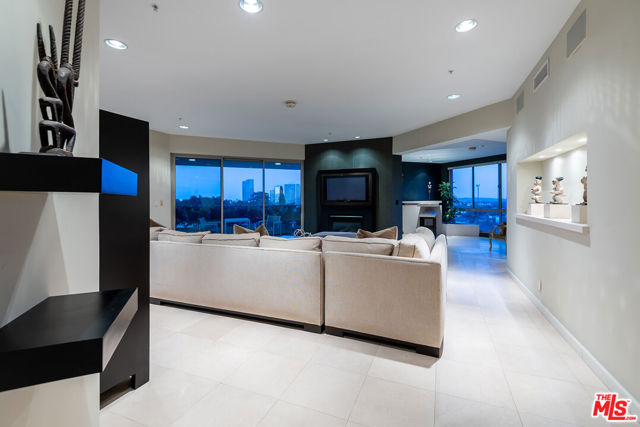 10490 Wilshire Boulevard, Los Angeles CA: https://media.crmls.org/mediaz/f144a9f8-2498-4b56-8d19-87c3e1ff2ee8.jpg