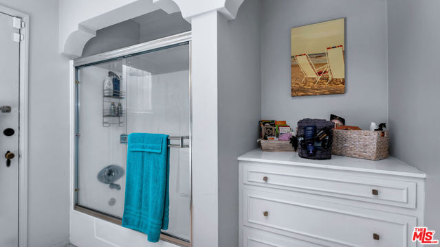 4559 Morella Avenue, Valley Village CA: https://media.crmls.org/mediaz/f1459c01-bdf3-416e-9807-b027135a5a80.jpg