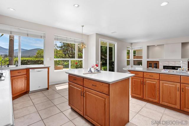 757 Marigold Way, San Marcos CA: https://media.crmls.org/mediaz/f145ae0c-ff28-4681-851b-f15cd2770c02.jpg