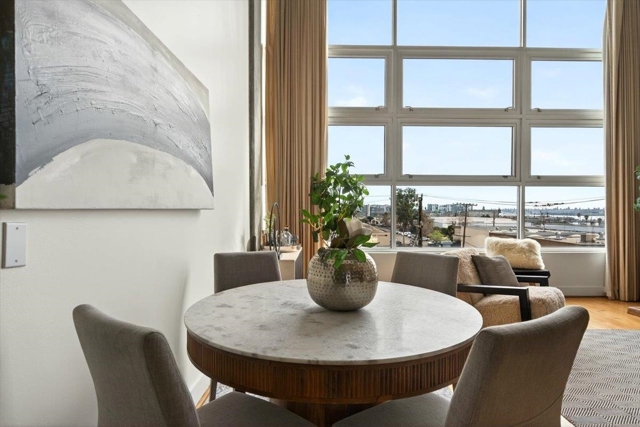 311 Oak St, Oakland CA: https://media.crmls.org/mediaz/f14634ff-701f-4b24-8e93-ff906a521590.jpg