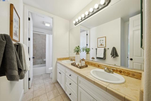 2307 Vineyard Heights Ln, Pleasanton CA: https://media.crmls.org/mediaz/f146d3d7-4c0b-4fbb-af6f-7caf2465b7ae.jpg