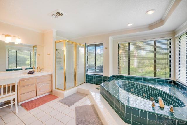 11 Country Glen Rd, Fallbrook CA: https://media.crmls.org/mediaz/f1475a7d-2357-4cfb-9e7e-c2d9f6792662.jpg