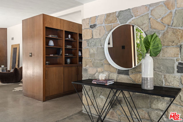 1234 Woodland Drive, Santa Paula CA: https://media.crmls.org/mediaz/f147b997-ba55-446d-b1a9-d883ecb359ac.jpg