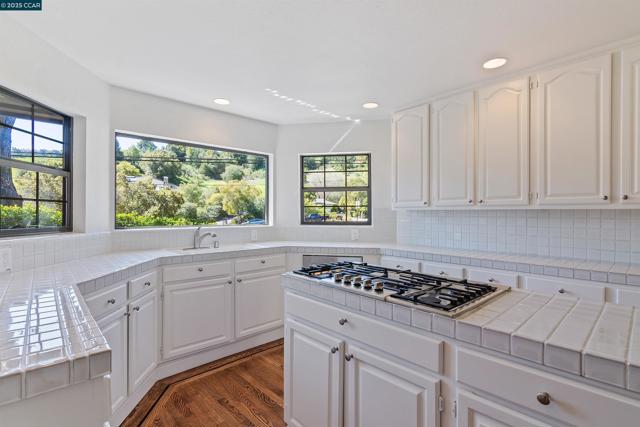 225 Rheem Blvd, Moraga CA: https://media.crmls.org/mediaz/f14858f0-3997-4350-ba3f-0d1e0c82fb62.jpg